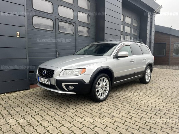 Volvo XC70 2.4 D [D4] AWD Momentum Szervizk�nyv...